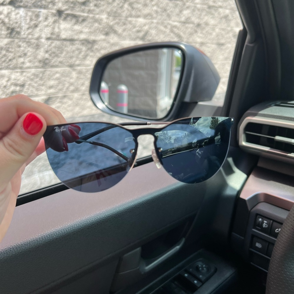 Ray-Ban Black Sunglasses Modern Design